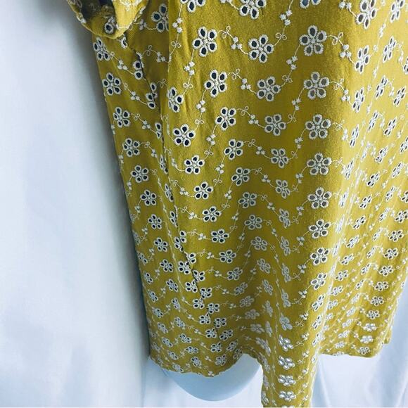 Fever Floral Eyelet Top Size Medium - Picture 5 of 9